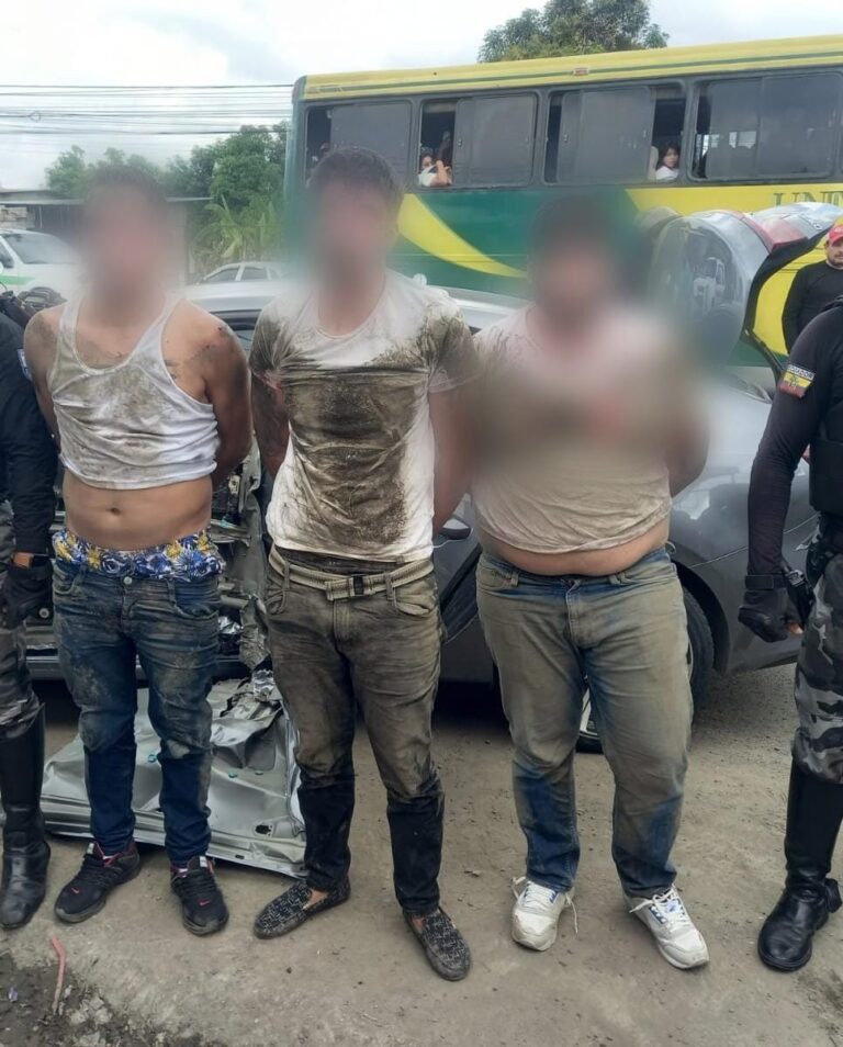 Policía Nacional aprehendió a tres sujetos y recuperó un vehículo reportado como robado en Manabí