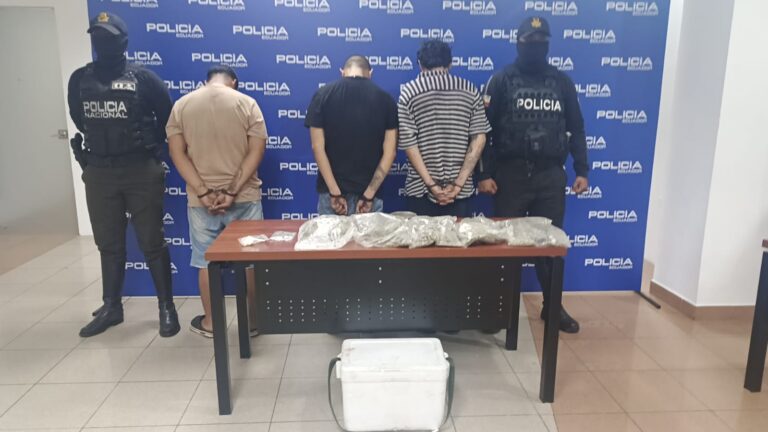Policía incauta 8 paquetes de droga dentro de un departamento en Guayaquil