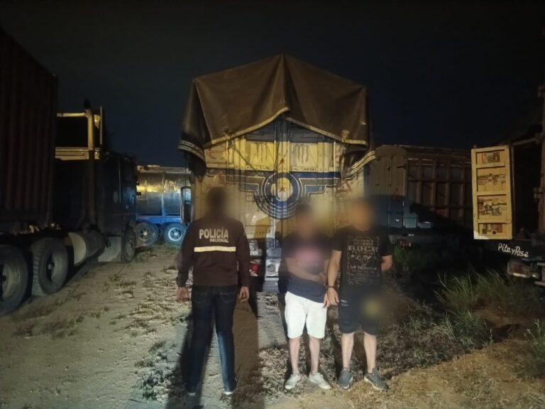 Policía aprehendió a dos sujetos por transporte ilegal de derivados de hidrocarburos en Santa Elena