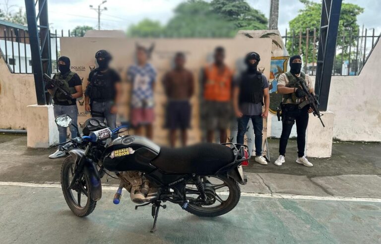 Policía aprehendió a tres ciudadanos por el delito de extorsión en Esmeraldas