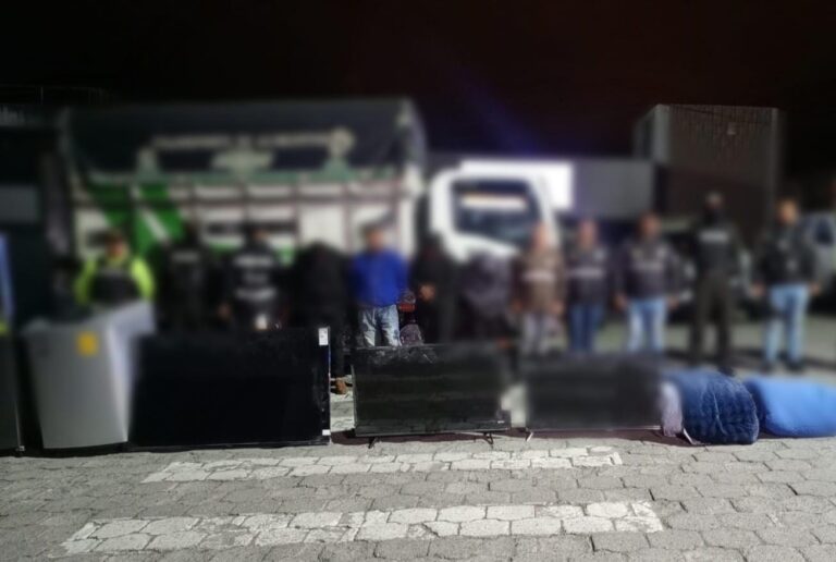 Policía aprehendió a cuatro ciudadanos por el delito de robo a domicilio en Carchi