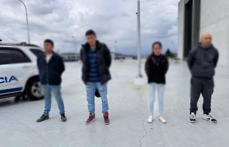 Aprehensión de cuatro ciudadanos por el delito de tenencia de armas de fuego y recuperación de un vehículo reportado como robado en Quito