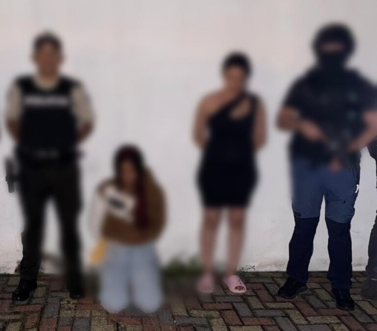 Policía aprehendió a dos ciudadanas integrantes del GAO “Los Lobos” por el delito de secuestro en Los Ríos