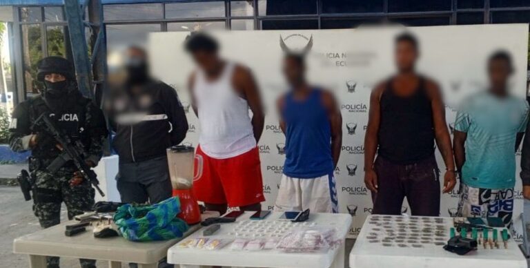 Policía capturó a cuatro sujetos por los delitos de tenencia de armas de fuego y tráfico de droga en Esmeraldas