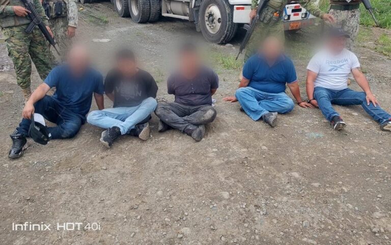 Policía aprehendió a cinco sujetos por el delito de hidrocarburo en Esmeraldas
