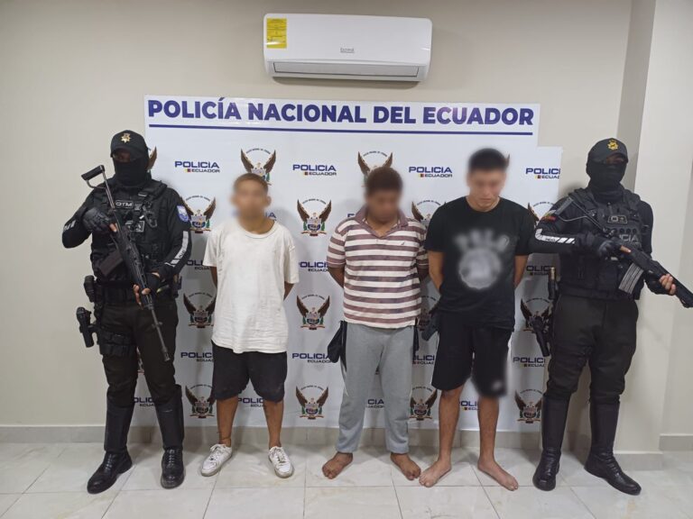 Policía capturó a tres presuntos integrantes del GAO «Los Lobos» con arma y moto robada