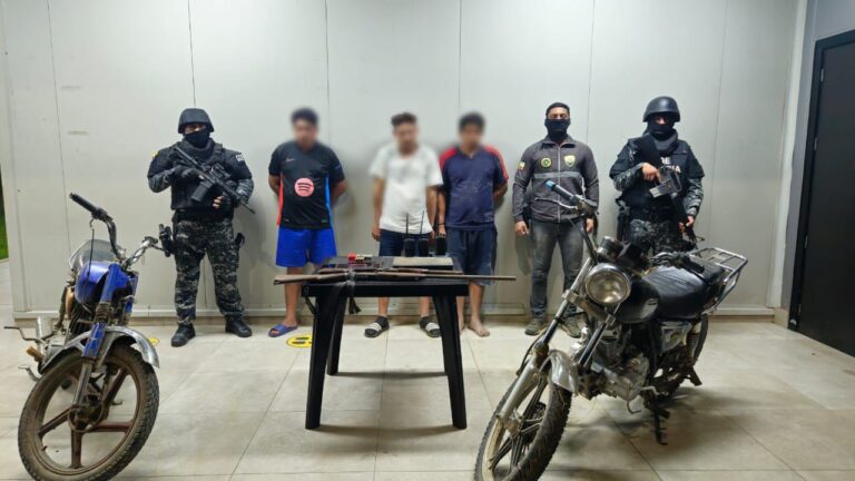 Policía desarticuló centro de acopio de vehículos robados y armas en Guayas