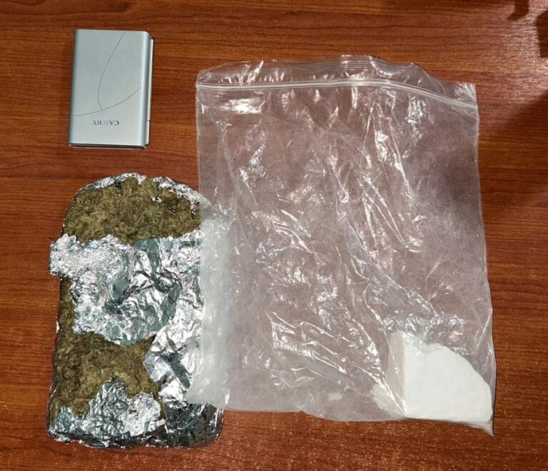 Aprehensión de un ciudadano por tráfico ilícito de sustancias sujetas a fiscalización y otro ciudadano por tenencia y porte de arma de fuego