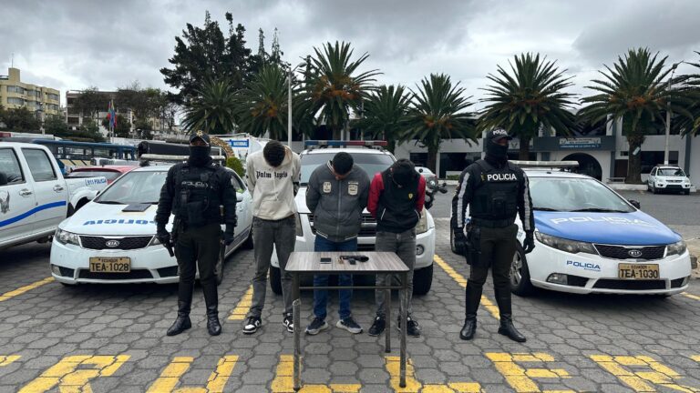 Tres aprehendidos por secuestro y robo de vehículo en Ambato.