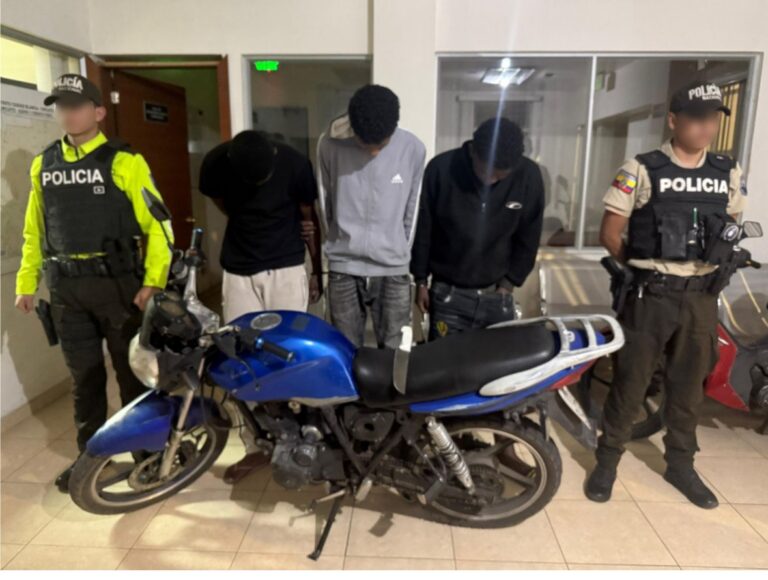Tres aprehendidos por robo de motocicleta