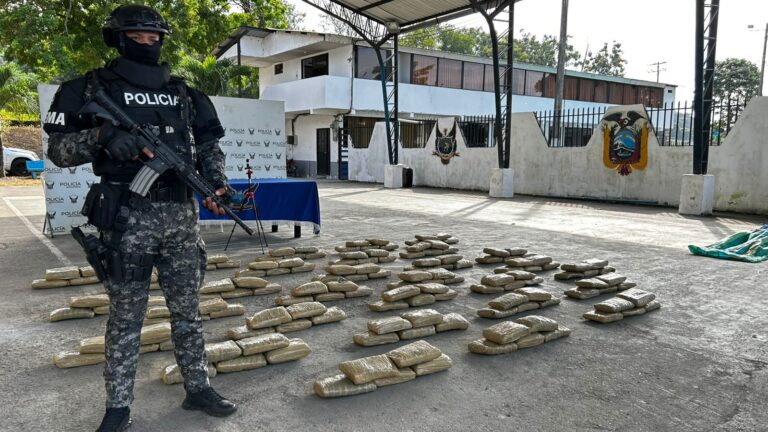 Bloque de seguridad decomisa 150 kilos de droga en la vía E-15 de Esmeraldas