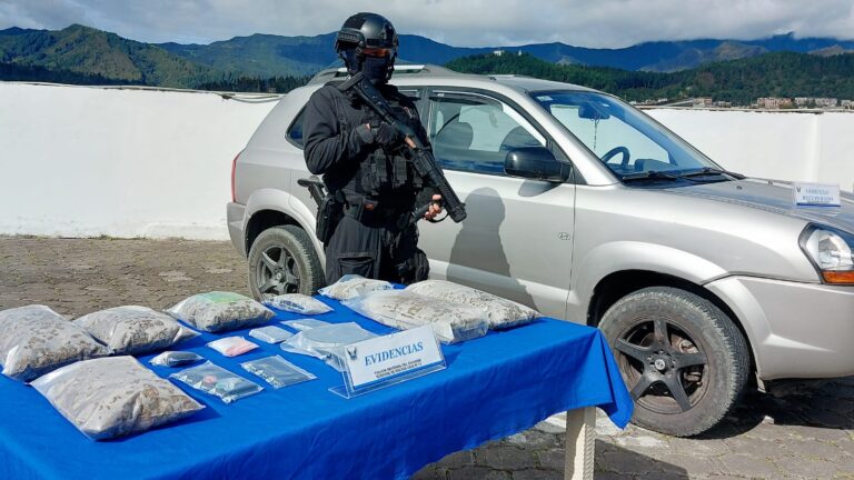 Operativos policiales dejan tres aprehendidos por presunto tráfico de drogas y se recupera vehículo reportado como robado.