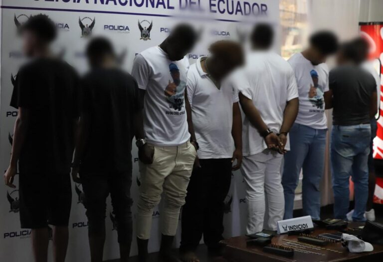 Policía evitó asalto de un bus de transporte público y aprehendió a ocho ciudadanos por este delito en Guayaquil