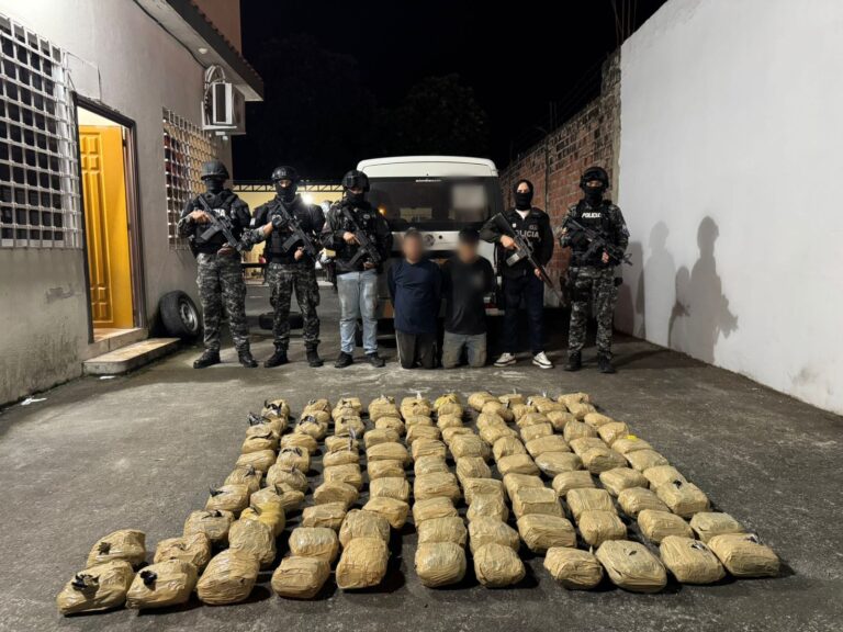 Policía evitó el tráfico de más 460 mil dosis de droga y aprehendió a dos presuntos implicados en Guayas