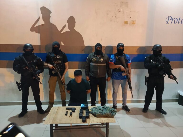 Policía aprehendió a presunto antisocial con armas y dispositivos de rastreo en Guayaquil