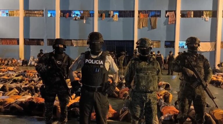 Policía Nacional traslada PPL y decomisa objetos ilegales en el CPL Macas