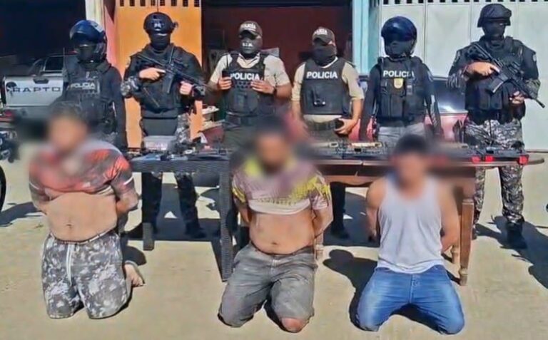 Policía aprehendió a tres Individuos presuntos integrantes del GAO “Los Lobos” por tenencia ilegal de armas de fuego en Manabí