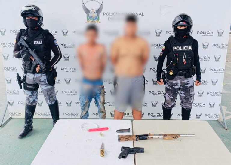 Policía aprehendió a dos ciudadanos, por el delito de tenencia de armas de fuego, en Esmeraldas