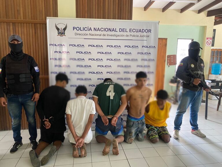 La Policía Nacional, aprehende cinco ciudadanos,  presuntos integrantes del GAO “Los Choneros”, por tenencia de armas y tráfico de drogas en Santa Elena