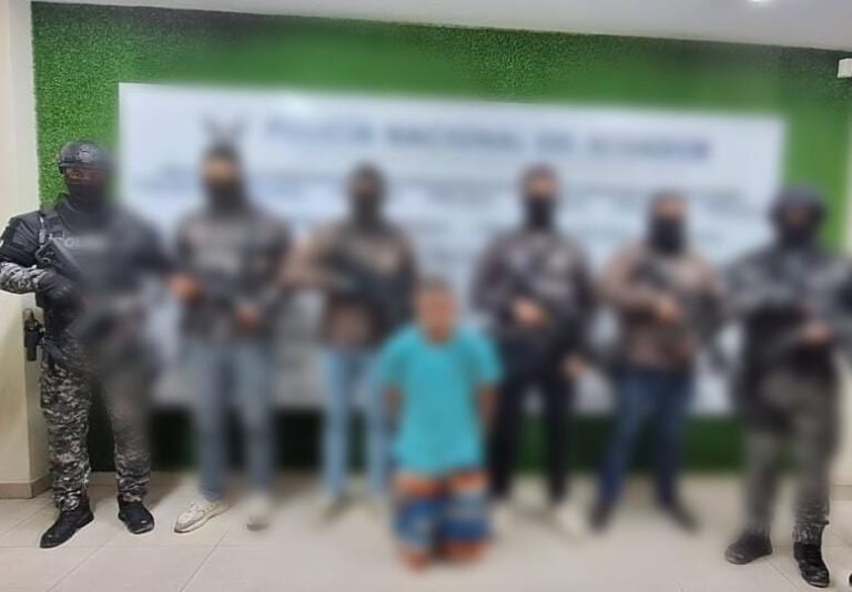 Policía Nacional interceptó un vehículo que movilizaba cerca de 100 kilos de marihuana en Carchi
