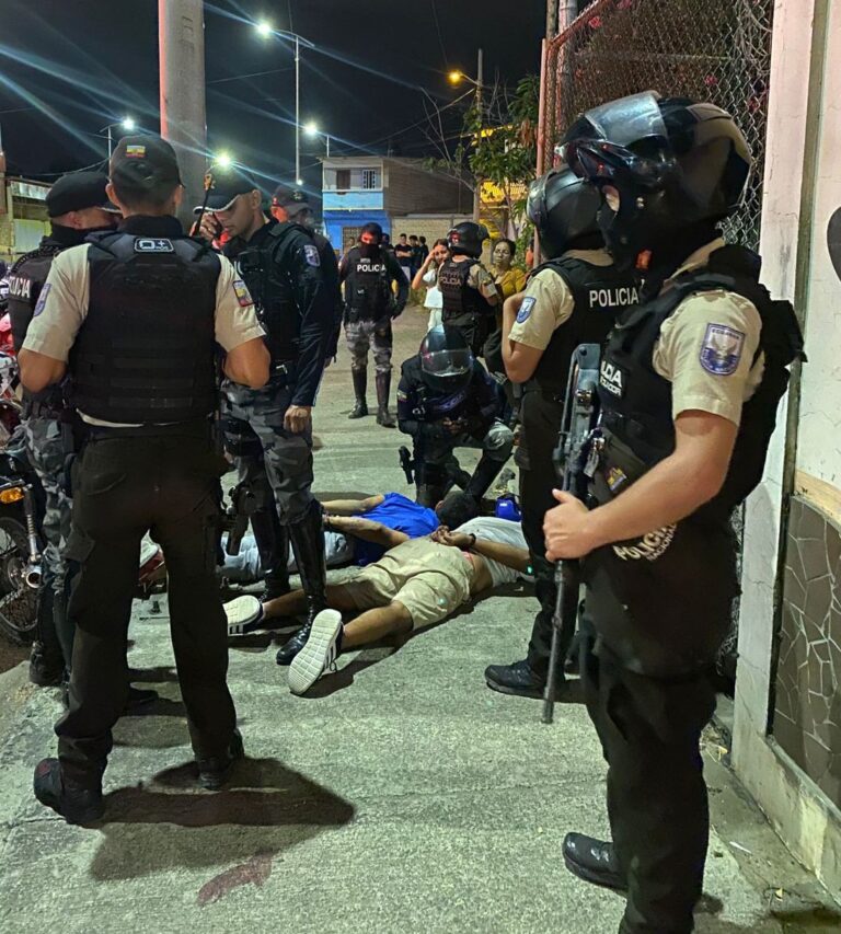 Persecución policial en Manta culminó con dos aprehendidos y un neutralizado