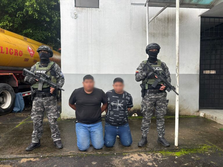 Policía identificó caleta con armamento de alto poder oculto en vehículo