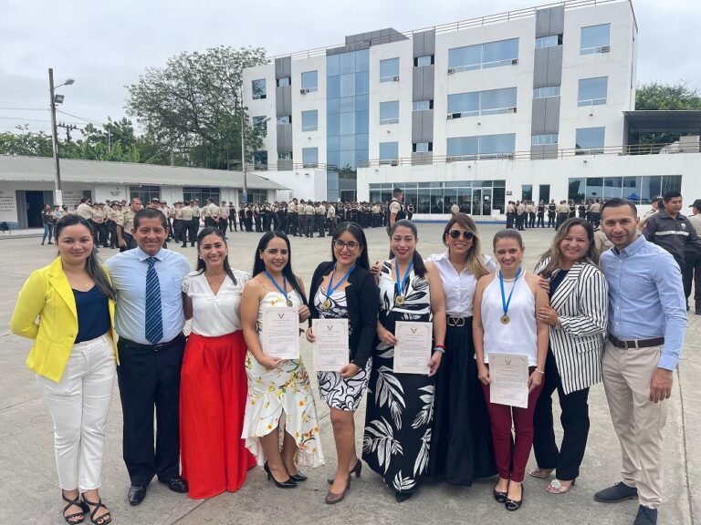 Policía en Manabí  reconoce a Servidores Civiles por sus años de servicio