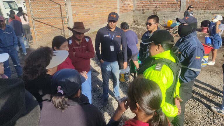 Policía brinda seguridad en el abastecimiento de agua en el sur de Quito