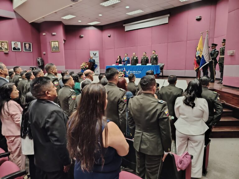 La Policía Nacional conmemora al servicio pasivo y asciende a uniformados en Loja