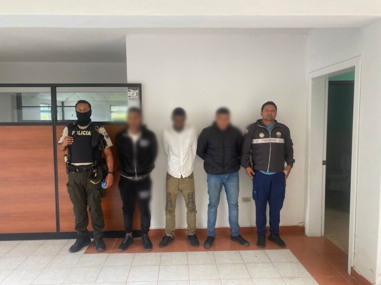 Policía aprehendió a tres presuntos integrantes de un grupo delictivo dedicado al robo de vehículos y tenencia de armas