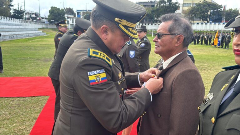 Policía rinde homenaje al servicio pasivo en Tungurahua