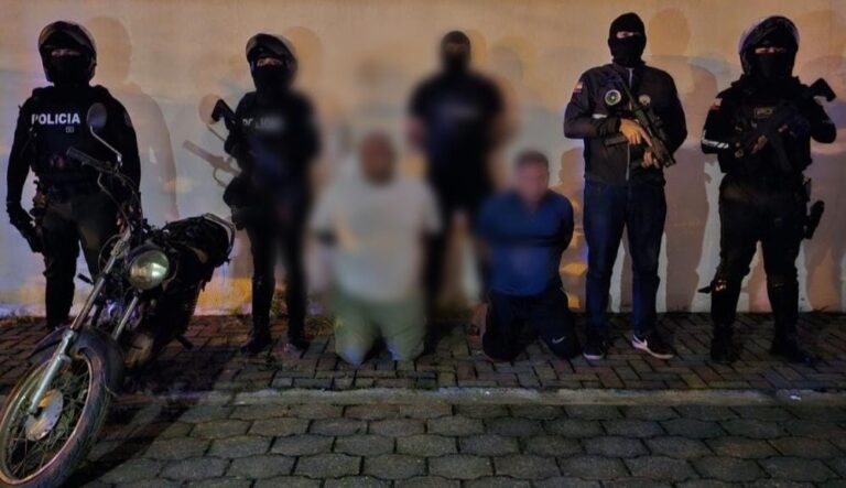 Dos integrantes del GAO “Los Lobos” fueron capturados por tenencia, porte de armas de fuego y droga, en Los Ríos