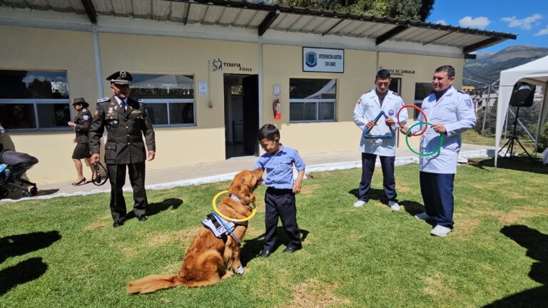 Policía Nacional del Ecuador celebra el primer aniversario del Centro de Rehabilitación Integral Asistida con canes