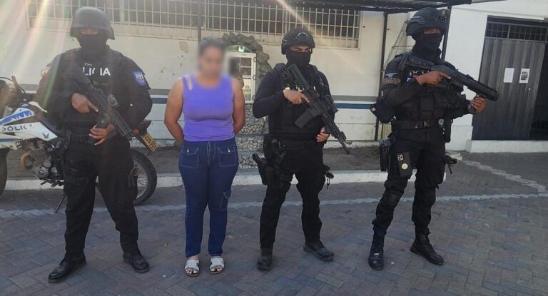 Ciudadana aprehendida por delito de extorsión en Manta