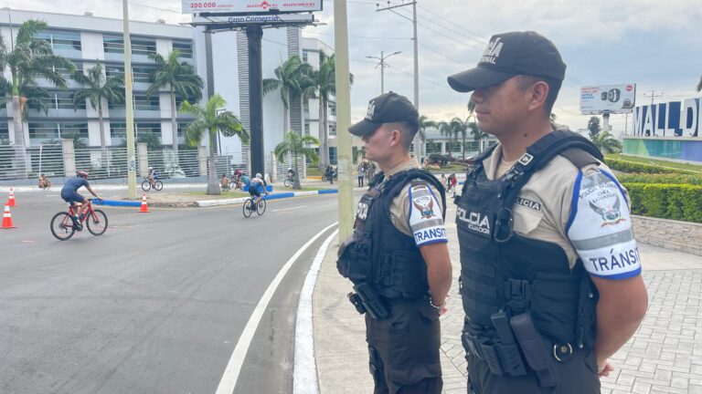 Operativo de seguridad para el evento deportivo Ironman 70.3 en Manta