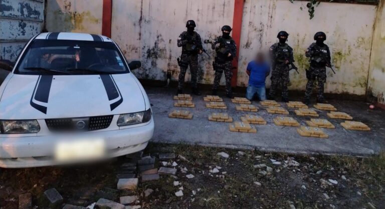 Golpe al narcotráfico: Policía incauta 100 kilos de cocaína en Napo y captura a un implicado