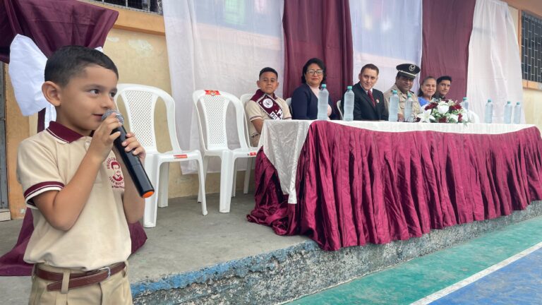 Policía llega con mensajes de prevención a escuelas en Manabí