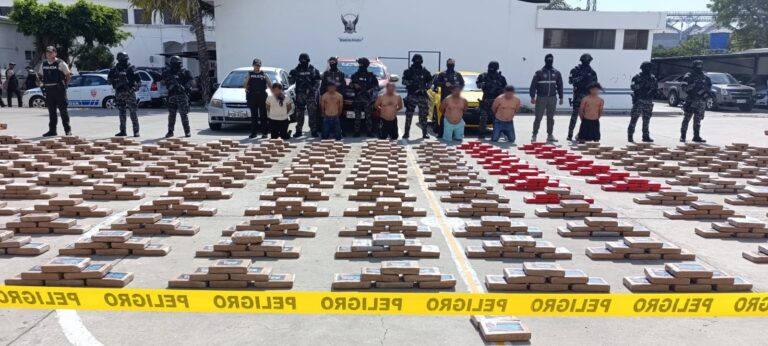 Golpe contundente al narcotráfico en Manabí: Más de 1 tonelada y 6 aprehendidos 