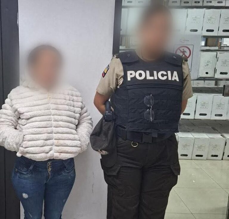Una ciudadana aprehendida por porte y tenencia ilegal de arma de fuego en Quito