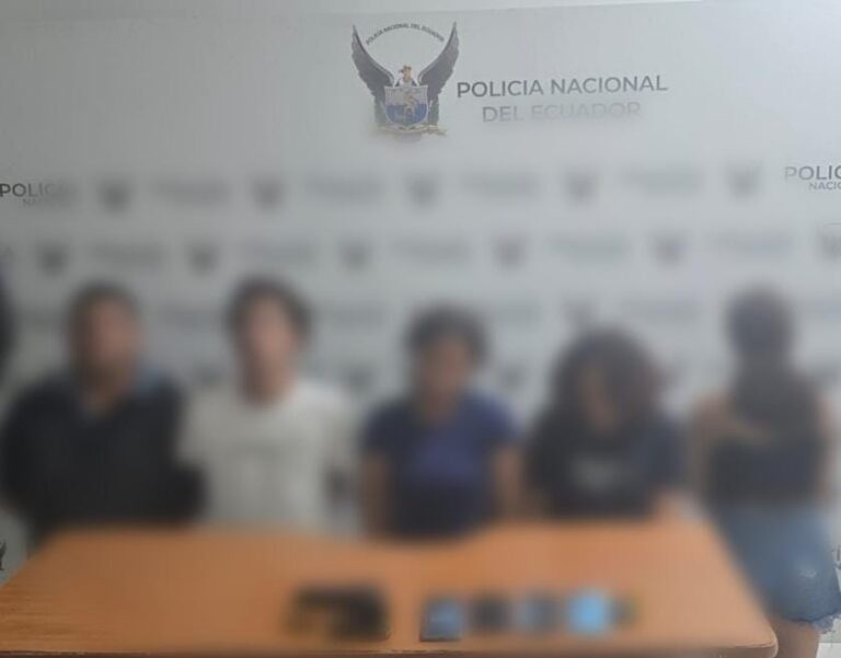 Recuperamos un vehículo y capturamos a 5 antisociales por tenencia ilegal de armas en Atacames