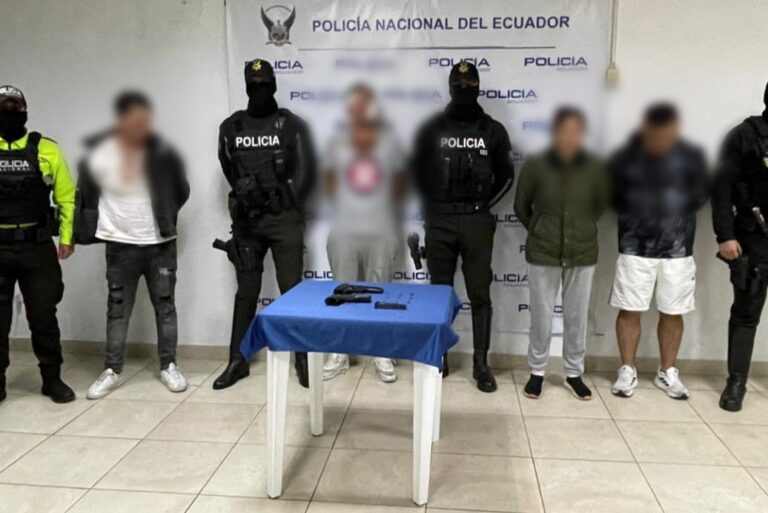 Cuatro antisociales capturados por tenencia ilegal de armas de fuego y agresiones físicas en Quito