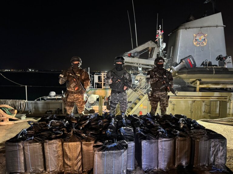 Golpe al narcotráfico en Alta Mar: 37 bultos de droga incautados en las costas de Manabí