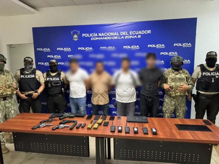 Aprehendidos y armas incautadas durante operativo en el Distrito Modelo