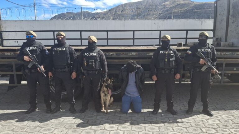 Policía Nacional intercepta vehículo con droga encaletada en Imbabura