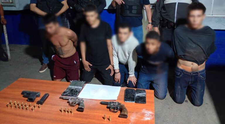 Cinco presuntos integrantes de «Los Fatales» fueron capturados con armas fuego en Los Ríos