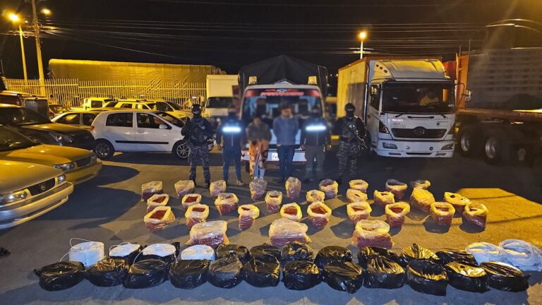 Dos capturados en Carchi con material explosivo