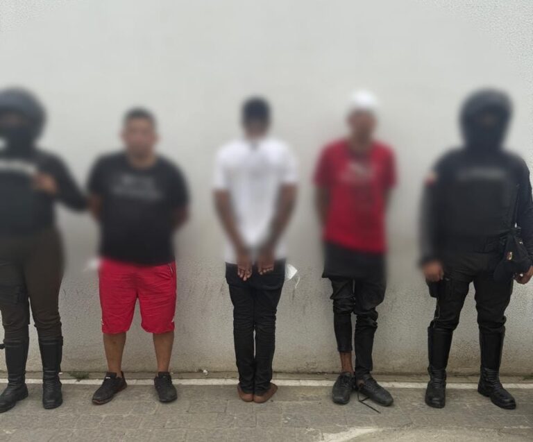 Policía Nacional frustra robo a un bus en Samborondón y detiene a tres implicados