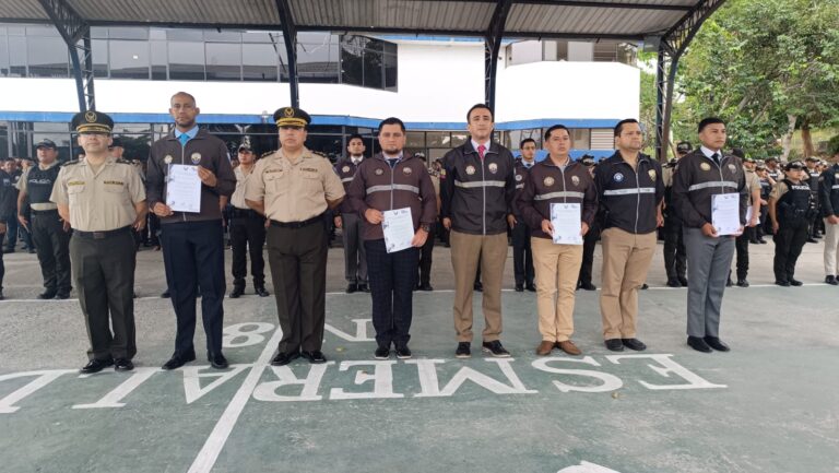 Servidores policiales de la Subzona Esmeraldas recibieron reconocimientos por su destacada trayectoria profesional