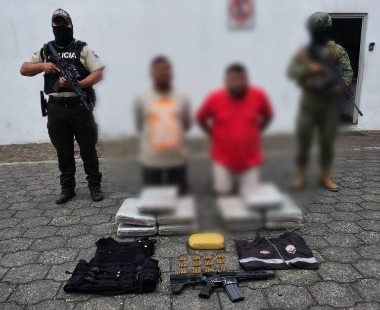 Dos integrantes del GAO “Los Lobos” fueron aprehendidos por el delito de tenencia de droga y armamento en Los Ríos