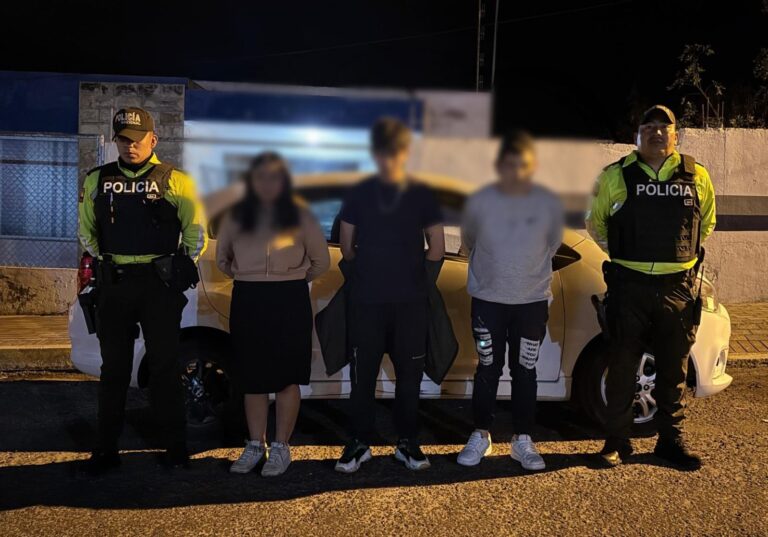 Tres ciudadanos aprehendidos por secuestro y robo de vehículo tras persecución en Quito